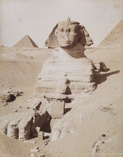 La Sfinge e, sullo sfondo, la Grande Piramide di Cheope. Cairo, El Giza da Unknown photographer