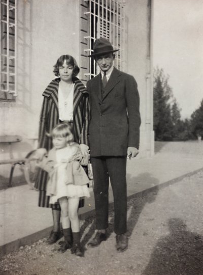Tre membri della famiglia Torrigiani alla Villa di Vico d