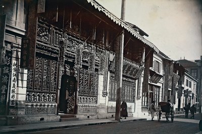 Veduta di edifici lungo una strada in Cina da Unknown photographer
