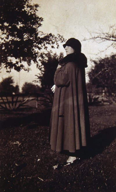 Fotografia vintage di una donna francese con cappello e cappotto, c.1920 (foto in bianco e nero) da Unknown photographer