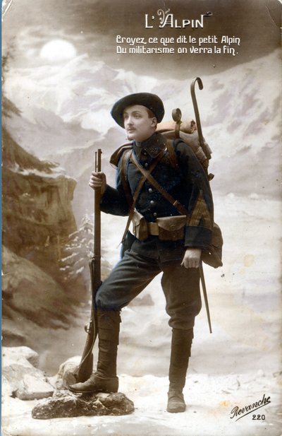 Cartolina della prima guerra mondiale, cacciatore di alpini. "Credete a quello che dice il piccolo alpino, il militarismo vedrà la fine". (foto) da Unknown photographer