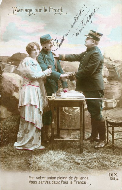 Cartolina postale della prima guerra mondiale, Matrimonio sul fronte di un soldato (poilu) e di una giovane donna, ausiliaria militare, da parte di un ufficiale qualificato come imboscato. (foto) da Unknown photographer