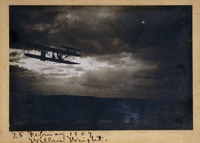 Wilbur Wright in volo, con firma autografa "Wilbur Wright" e data "25 febbraio 1909", 1909 circa (stampa alla gelatina d