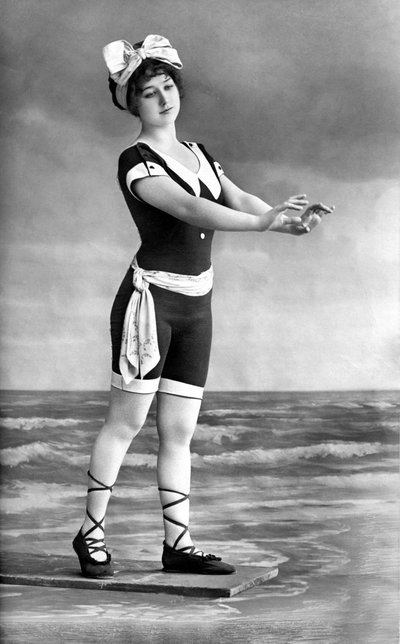 Donna in costume da bagno e scarpa da spiaggia. da Unknown photographer