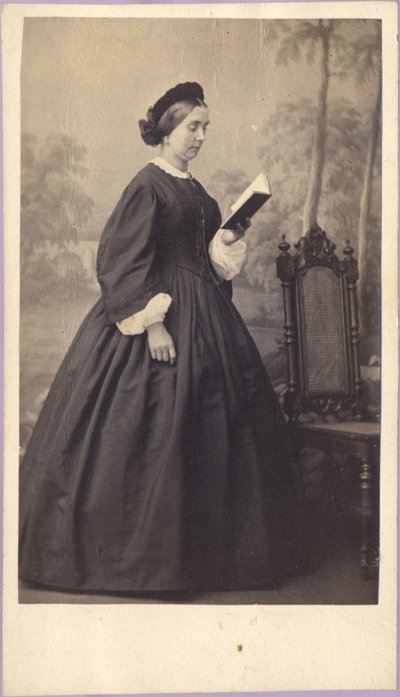 Donna con un libro, 1860 circa (fotografia) da Unknown photographer
