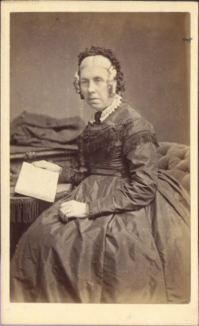 Donna con un libro, 1860 circa (fotografia) da Unknown photographer