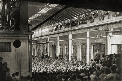 Operai riuniti in una fabbrica di Torino durante il Biennio Rosso del 1920, Storia del Movimento Operaio (foto b/n) da Unknown photographer