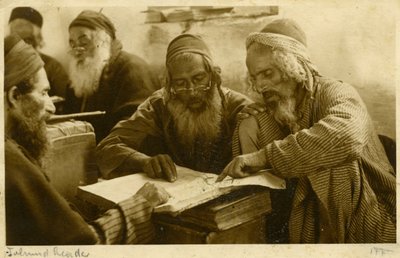 Uomini ebrei yemeniti studiano i testi sacri, Gerusalemme, 1900 circa (foto b/n) da Unknown photographer