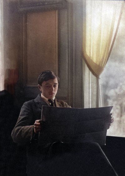 Giovane uomo legge il giornale del mattino, Francia da Unknown photographer