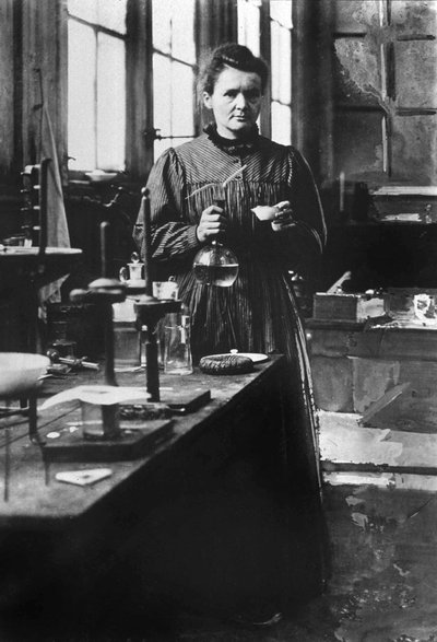 Marie Curie nel suo primo laboratorio a Parigi nel 1898 da Unknown photographer