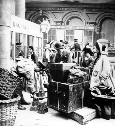 Passeggeri che supervisionano la pesatura dei bagagli alla Gare de Lyon a Parigi, al tempo del Secondo Impero in Francia da Unknown photographer