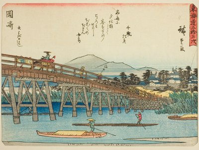 Okazaki: Ponte Yahagi (Okazaki, Yahagi no hashi), dalla serie "Le cinquantatré stazioni del Tokaido (Tokaido gojusan tsugi)", noto anche come il Tokaido con poesia (Kyoka iri Tokaido) da Utagawa Hiroshige