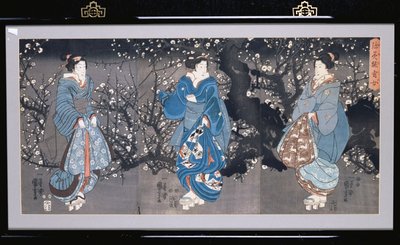 Un trittico oban che raffigura una scena notturna con tre Bijin da Utagawa Kuniyoshi