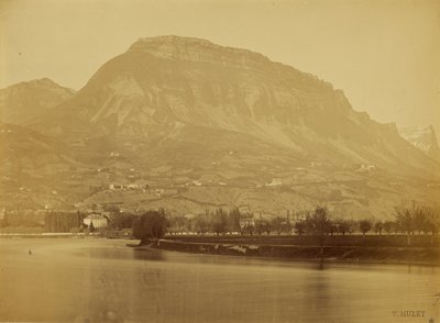 [Fiume Isère, Mont Saint-Eynard, Dent de Crolles visti da Grenoble, Francia]. da V. Muzet