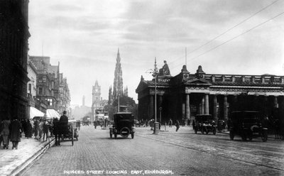 Guardando a est lungo Princes Street, Edimburgo, inizio XX secolo da Valentine and Sons Ltd