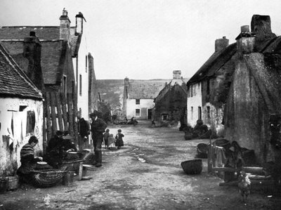 Nel villaggio dei pescatori, Cromarty, Scozia, 1924-1926 da Valentine and Sons Ltd