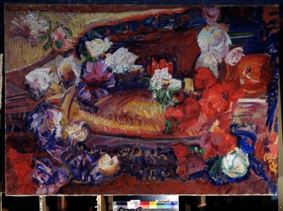 Natura morta con un cuscino decorativo e fiori. Peinture de Vasily Ivanovich Denisov (1862-1921). Olio su tela da Vasily Ivanovich Denisov