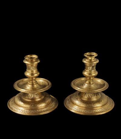 Coppia di candelabri di ottone inciso, con successivi rimaneggiamenti, doratura e aggiunta di prese rimovibili e basi in legno, 1500-25 da Venetian School