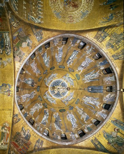 Vista della cupola con mosaici su sfondo dorato (stile romanico e bizantino) che illustra l