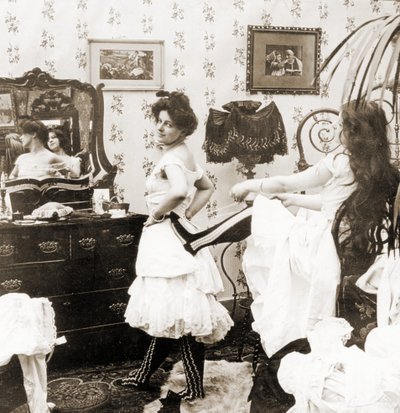 Carta stereoscopica raffigurante una donna che viene allacciata in un corsetto, c.1900 da Vermont, USA H.C. White Company