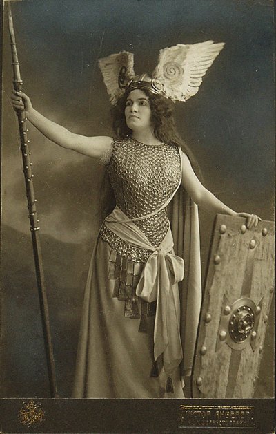Madame Charles Cahier come Brünhilde in Die Walküre da Victor Angerer