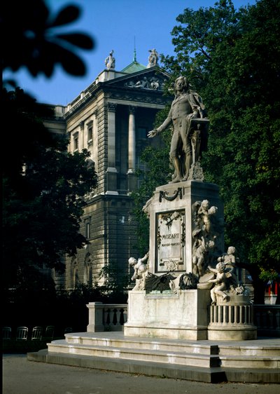 Monumento in omaggio al compositore austriaco Wolfgang Amadeus Mozart. Scultura di Victor Tilgner, 1896. Vienna, Burggarten, Austria da Victor Tilgner