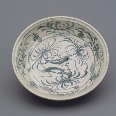 Piatto con scena acquatica, dinastia Li, fine XV - inizio XVI secolo da Vietnamese School