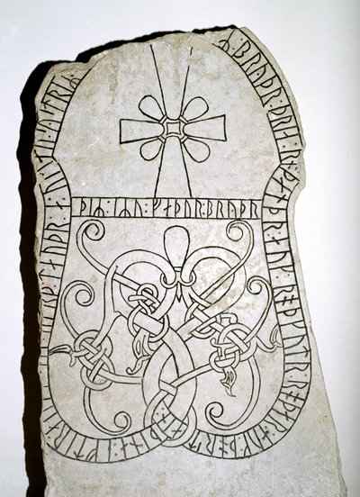 Pietra runica con una croce, VII-VIII secolo da Viking