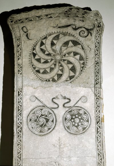 Pietra runica con simbolo solare, VII-VIII secolo da Viking