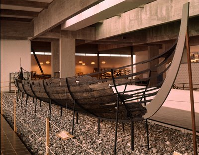 Nave vichinga (drakkar o Langskip) trovata nel fiordo di Roskilde, Danimarca, c.1030 da Viking