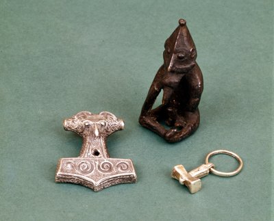 Amuleti delle divinità vichinghe: in primo piano due piccoli martelli d