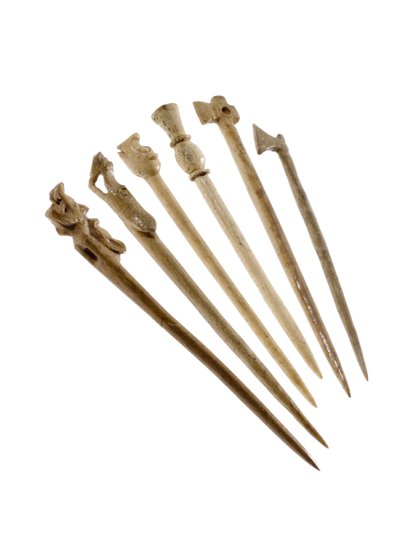 Spille o fermagli per capelli con testa di animale, da Jarlshof, Shetland, 850-1100 d.C. (osso) da Viking Viking