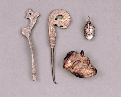 Vari pezzi di apparato e gioielli vichinghi, in alto a destra, una rappresentazione della divinità Odino. Stoccolma, Historiska Museet da Viking Viking