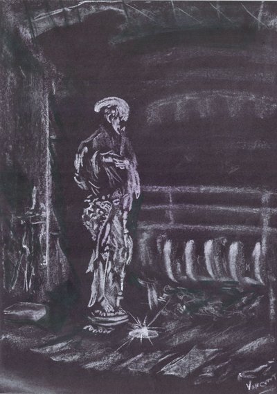 Statua vicino al camino alla luce delle candele da Vincent Alexander Booth