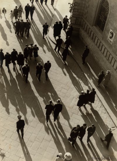 Veduta aerea di una strada affollata, 1938 circa (foto b/n) da Vincenzo Balocchi