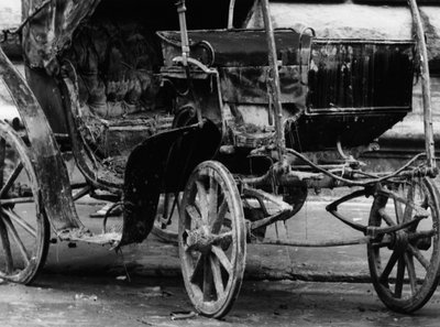 Carrozza rovinata dal fango dopo l
