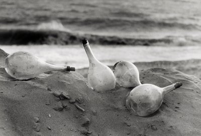 "Fiaschi sulla spiaggia" da Vincenzo Balocchi