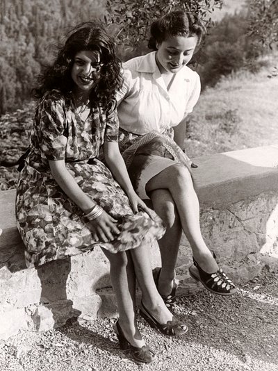 Due ragazze sedute su un muretto, Italia, 1940 circa (foto b/n) da Vincenzo Balocchi