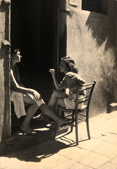 Due ragazze sedute sulla soglia di casa. Cartolina inviata dal fotografo a Vincenzo Balocchi da Vincenzo Balocchi