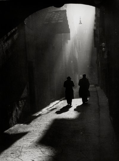 Due uomini camminano in una tipica stradina di Firenze da Vincenzo Balocchi
