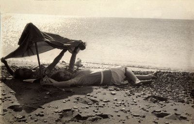 Due donne sdraiate in riva al mare all