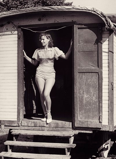 Giovane donna su una carrozza da circo, 1960 circa (foto b/n) da Vincenzo Balocchi