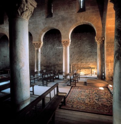 Interno della Basilica di San Juan de Banos, Banos de Cerrato, Spagna, VII secolo (foto) da Visigothic
