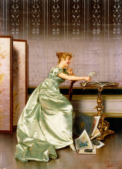 Una Signora Elegante che Ammira un Portfolio di Stampe da Vittorio Reggianini