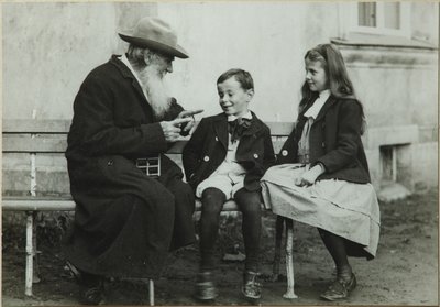 Lev Tolstoj con i nipoti Lev e Sofia, 1909 da Vladimir Grigorievich Chertkov