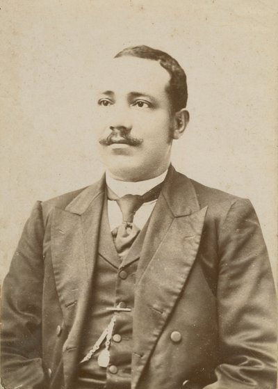 Fotografia di un uomo con abito scuro e orologio da tasca nel panciotto da W. M. Hubbard