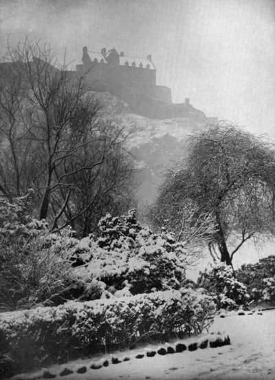 Castello di Edimburgo nella neve, dai Giardini di Princes Street, Scozia, 1924-1926 da W. Reid