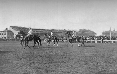Cavalli di St. Leger davanti alla tribuna di Doncaster, c1901, 1903 da W. W. Rouch