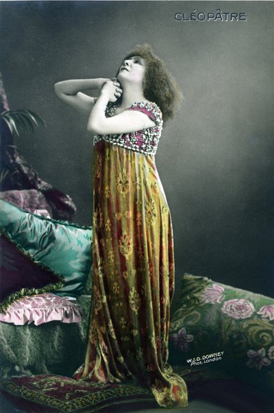 Henriette Rosine Bernard alias Sarah Bernhardt come "Cleopatra", opera di Victorian Sardou da W. and D. Downey