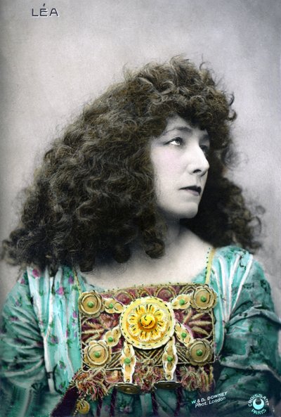 Henriette Rosine Bernard alias Sarah Bernhardt (1844-1923) nel ruolo di Léa (foto) da W. and D. Downey